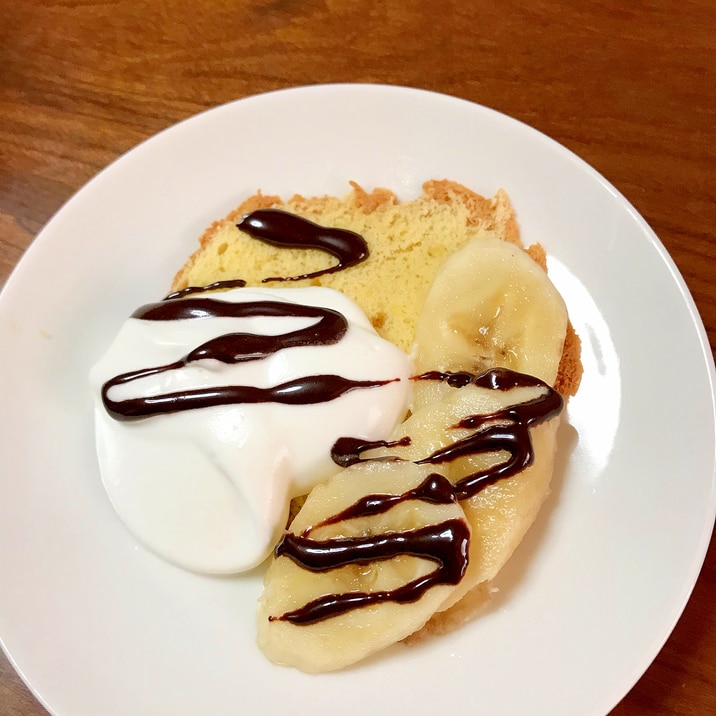 スポンジケーキの切れ端でチョコバナナクリームケーキ